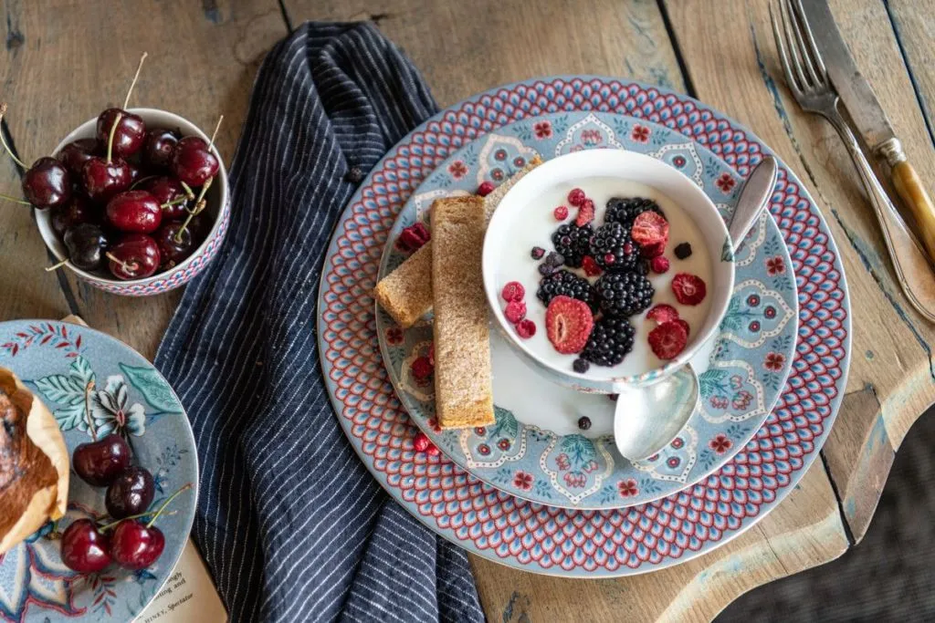 Plato llano Flower Festival rojo/azul claro 26,5 cm «PIP STUDIO» - Imagen 5