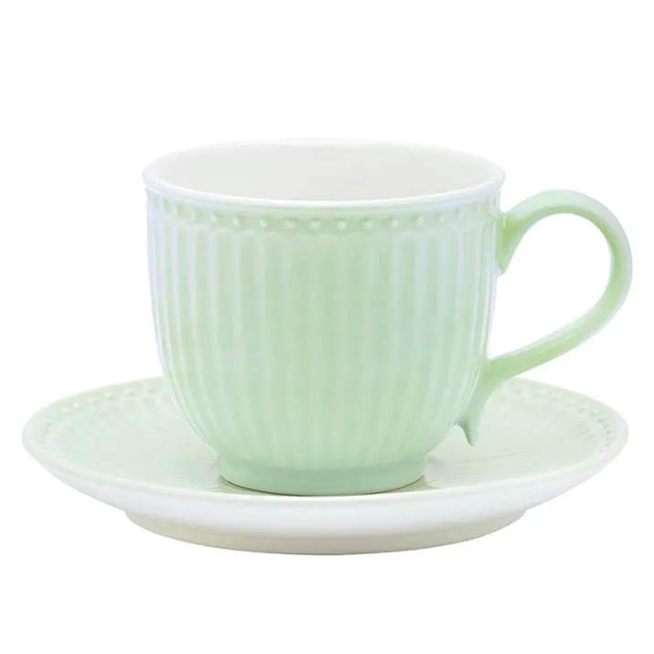 TAZA Y PLATO DE TÉ DE CERÁMICA ALICE PALE GREEN – «GREENGATE»
