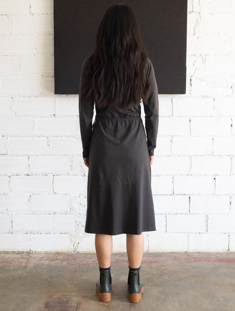 Vestido cruzado negro liso de algodón orgánico - Imagen 2