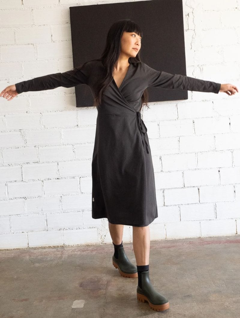 Vestido cruzado negro liso de algodón orgánico - Imagen 3